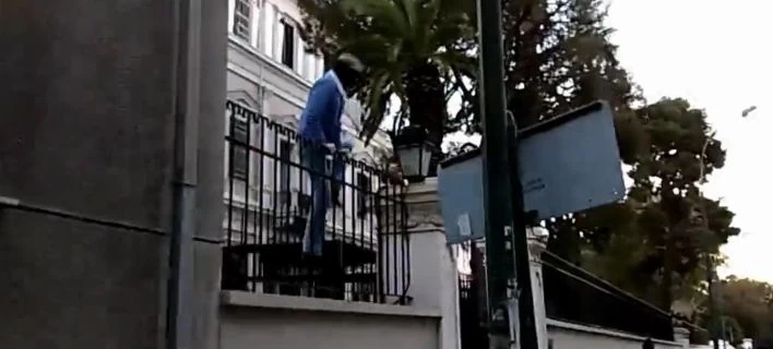 Ο Ρουβίκωνας δημοσιοποίησε το βίντεο από το «ντου» στην ιταλική πρεσβεία